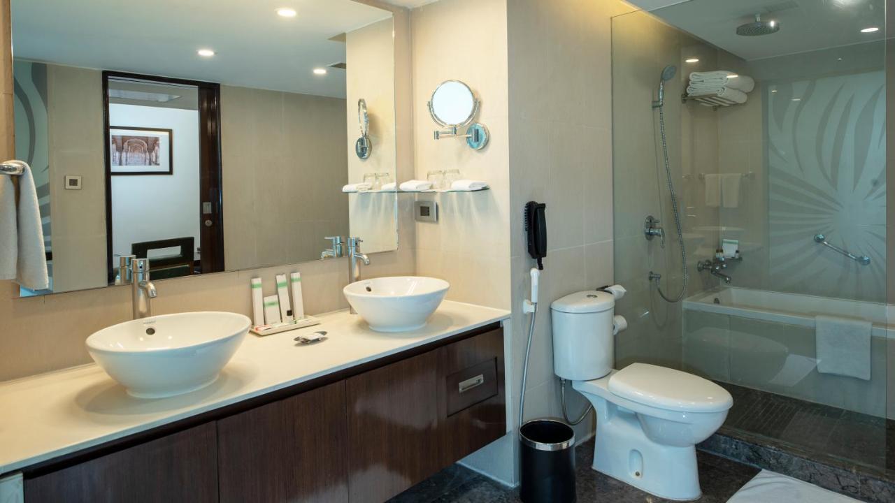 Deluxe Suite15 Mins comp Head Massage High Tea 4-5PM on SPA Laundry Food & Soft Beverages only at The Eatery One way Airport or Railway Transfer complimentary Credit Meal of INR 1000 or a the on bill amount of INR 250,1419912606:JPEG